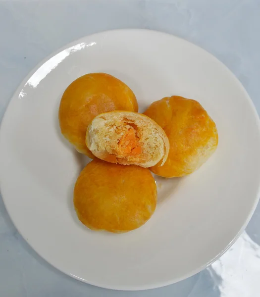Bolo chinês enchimento de feijão doce e ovo salgado no prato — Fotografia de Stock