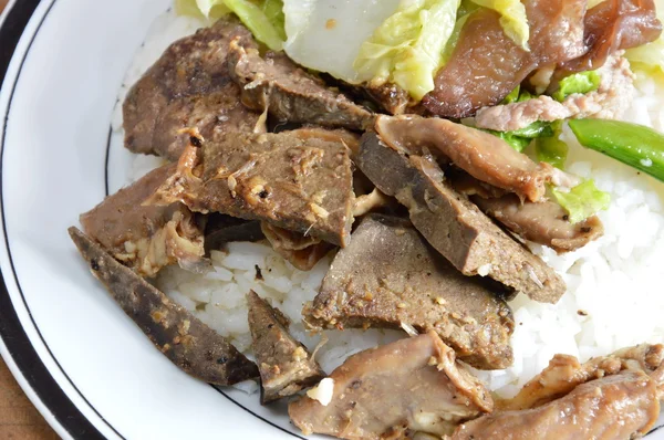 Gebakken varkensvlees ingewanden met knoflook over rijst — Stockfoto