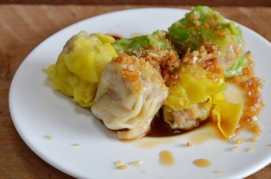 Hamur tatlısı dolum porkchop sosu soya sosu çanak üzerinde Çince buğulanmış