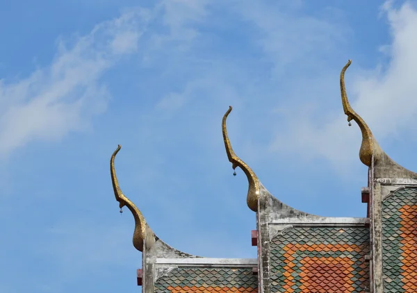 Sommet à pignon sur le toit du temple bouddhiste — Photo