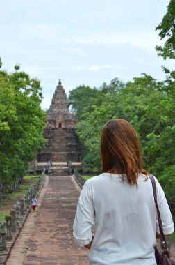 kadın turist girişinde Phanom basamak taş castle Tayland