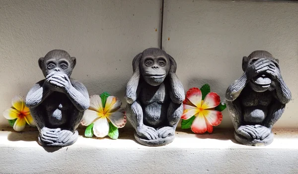 Estatua mono cerrado boca oreja y ojo símbolo en la religión —  Fotos de Stock