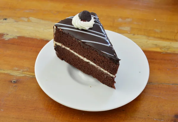 Gâteau au chocolat sur table en bois — Photo