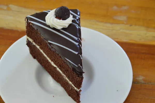 Gâteau au chocolat sur table en bois — Photo