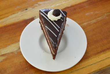 Çikolatalı kek yemek üzerine