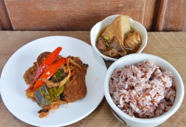 kahverengi pirinç ve vejetaryen yemek ayarla