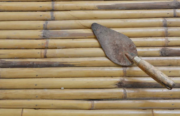 Сталевий шпатель на бамбуку — стокове фото