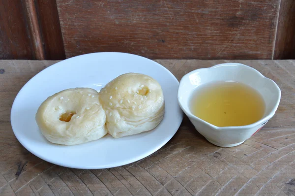 Torta china relleno frijol dulce y taza de té — Foto de Stock