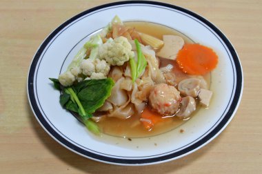 Vejetaryen kızarmış pilav makarna sos sos