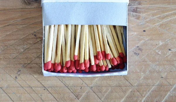 Matchstick em caixa de papel — Fotografia de Stock