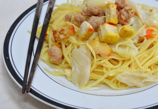Tavada kızartılmış Vejetaryen noodle ile sarı tofu — Stok fotoğraf