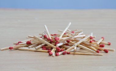 yerde kibrit çöpü toplu iş