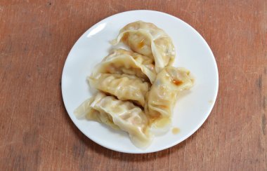 Vejetaryen Çin böreği sosu soya sosu çanak üzerinde