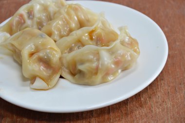 Vejetaryen Gyuza sosu soya sosu çanak üzerinde