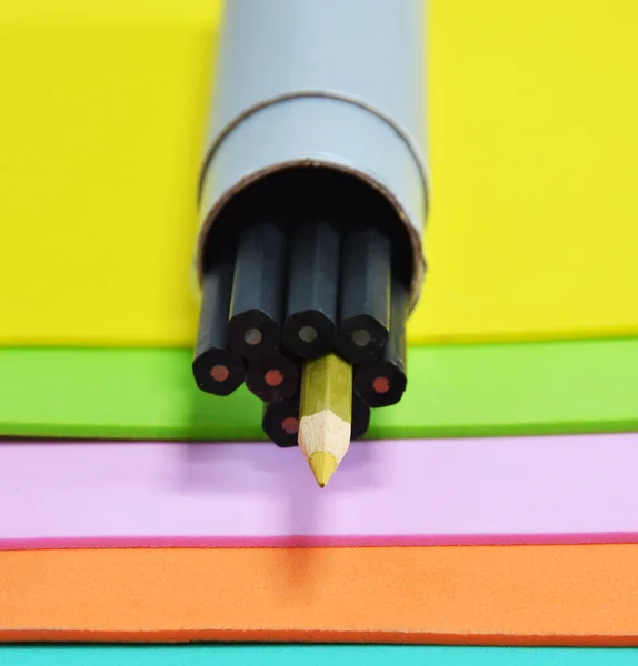 Μολύβι σε κύκλο γκρι πλαίσιο επί του σκάφους αφρό καουτσούκ χρώμα επικάλυψης — Φωτογραφία Αρχείου