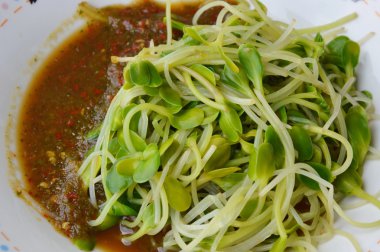 yumuşak haşlanmış ayçiçeği soyunma Tay baharatlı sos yemeğin üzerinde lahanası