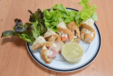 kepekli ekmek rulo sosis ve sebze