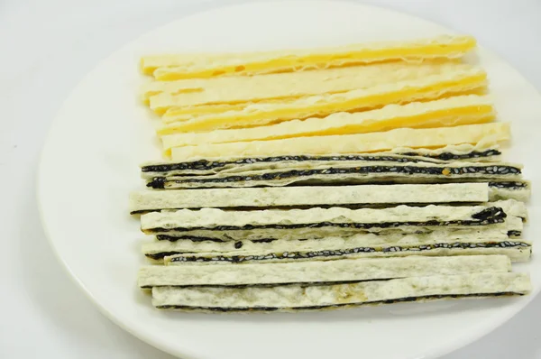 Linha de lanche de peixe enchendo sésamo e queijo no prato — Fotografia de Stock