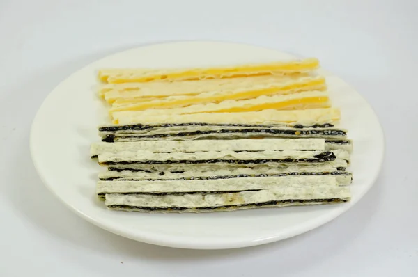 Fisch-Snack-Linie Füllung Käse und schwarzer Sesam auf Teller — Stockfoto