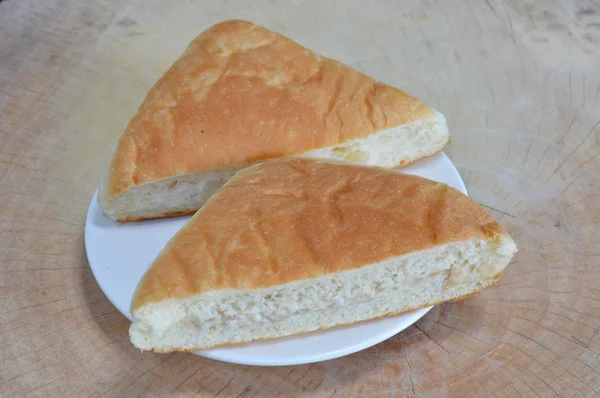 Треугольный хлеб с тунцом на блюде — стоковое фото