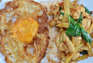 Bambu çekimi ile derin yağda kızartılmış yumurta ve köri tavuk