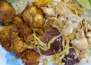 Baharatlı domuz kaburga ve zencefil pirinç ile tavada kızartılmış tavuk