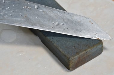 bıçak ve değirmentaşı karo zemin üzerinde