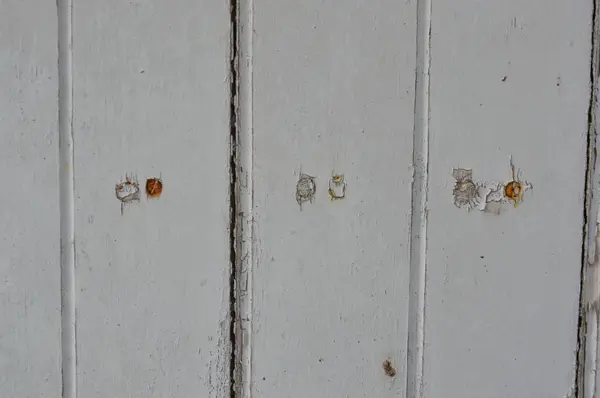 Nagel kras op witte houten deur — Stockfoto