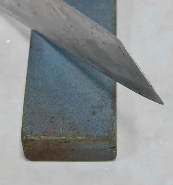 Λεπίδας μαχαιριών κουζινών στην μυλόπετρα — Φωτογραφία Αρχείου