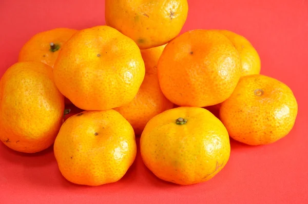 Umbigo laranja no fundo vermelho — Fotografia de Stock
