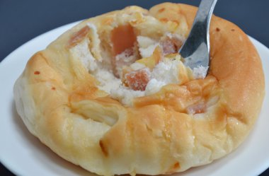 rulo ekmek arası tavuk jambon ve peynir ile çatal