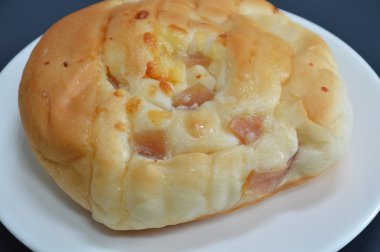 ekmek tavuk jambon ve peynir ile çanak üzerinde rulo