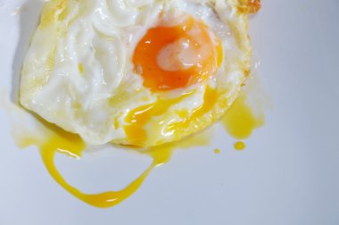 çanak üzerinde sahanda yumurta