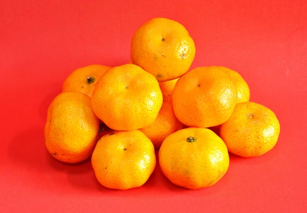 红色背景上的橘子 — 图库照片