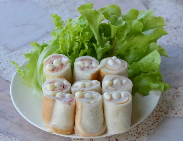 Pan rollo salchicha punto mayonesa con verduras — Foto de Stock