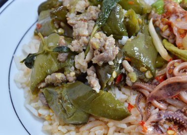 chop domuz eti ve fesleğen yaprağı ile baharatlı tavada kızartılmış patlıcan