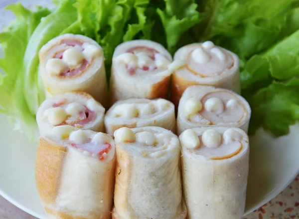 Pan rollo salchicha punto mayonesa con verduras — Foto de Stock