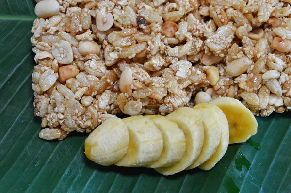 Dulce hecho de sésamo de nuez de arroz comer con plátano de oro para el día mérito tailandés — Foto de Stock