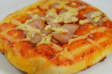 domuz sosisi çanak üzerinde tepesi pizza ekmek