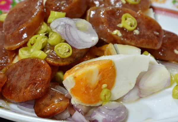 tuz yumurta ve kızarmış Çin sucuk baharatlı salata