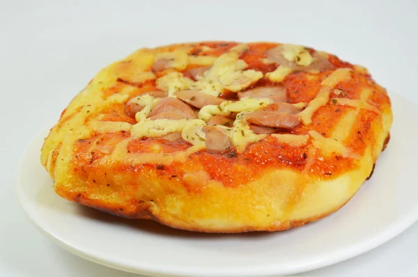 Garniture de pain pizza saucisse de porc sur le plat — Photo