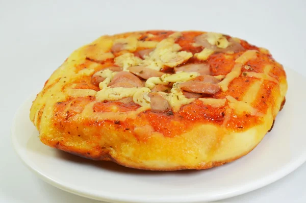 domuz sosisi çanak üzerinde tepesi pizza ekmek