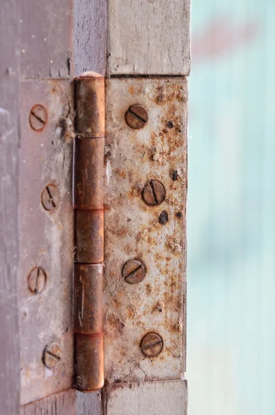 Oude en roestige DEURSCHARNIER op houten frame — Stockfoto