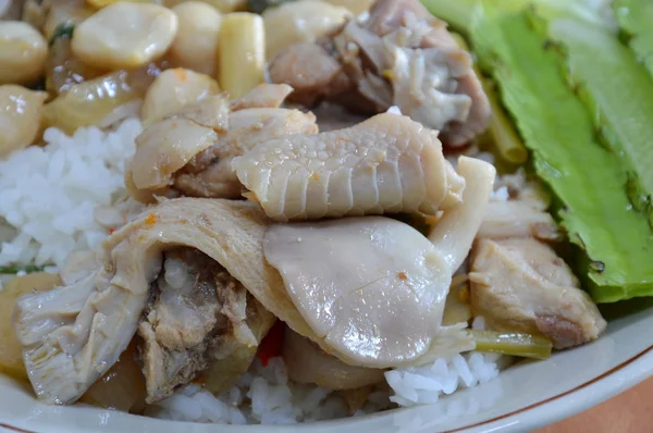 Würzig gekochtes Huhn mit Pilz auf Reis — Stockfoto