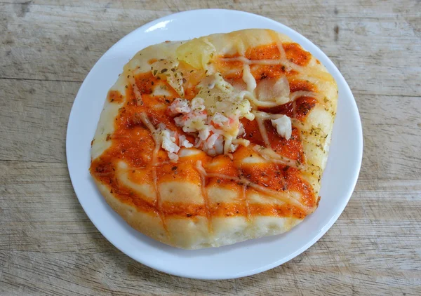 Pizza brood topping imitatie krab op houten hakken blok — Stockfoto