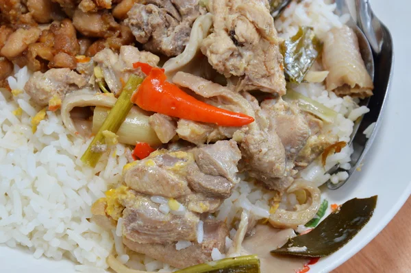 Ayam rebus pedas dengan jamur di atas nasi — Stok Foto