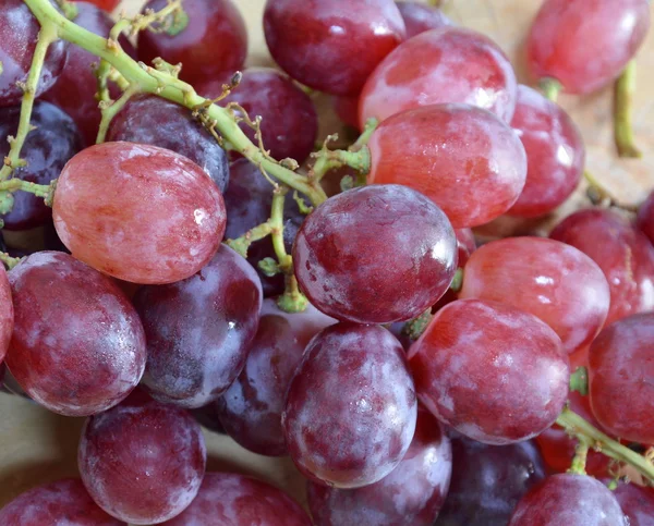 Raisin sur bloc de coupe en bois — Photo