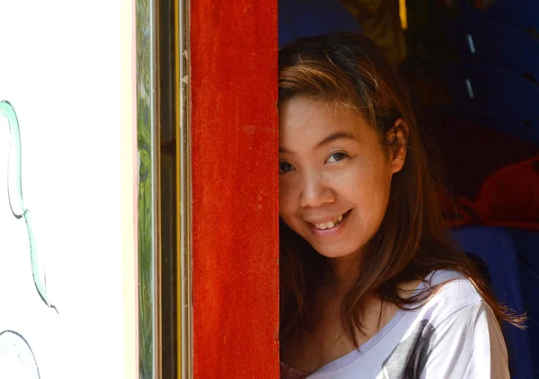 Mujer asiática detrás de la puerta —  Fotos de Stock