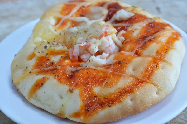 Pizza ekmek yemek üzerinde imitasyon yengeç Tepesi — Stok fotoğraf