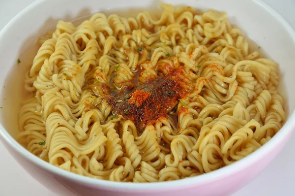 Instant noedel parboiled in kom — Stockfoto